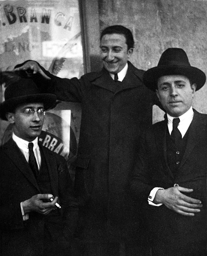 Adolfo Asturi con amici di fronte all'entrata del Caffè della Libertà Bar Asturi 1908 Crotone